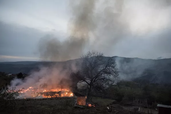 Горящий дом в поселке Карегах в Нагорном Карабахе