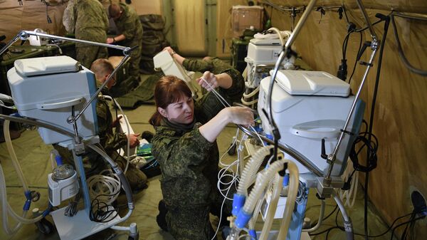 Российские военнослужащие проводят монтаж оборудования на территории мобильного полевого госпиталя неподалеку от Степанакерта Российские военнослужащие проводят монтаж оборудования на территории мобильного полевого госпиталя неподалеку от Степанакерта