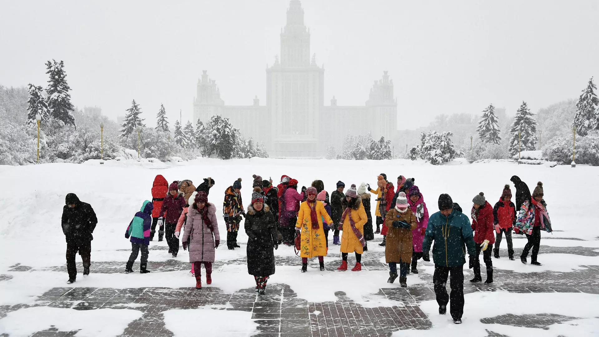 Москва какой будет зима. Воробьевы горы Москва зимой. Москва зима люди. Горы в Москве зимой. Рождественская Москва в снегу.