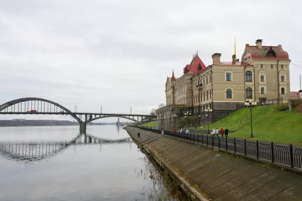 Вид на музей и Волжский мост Рыбинск