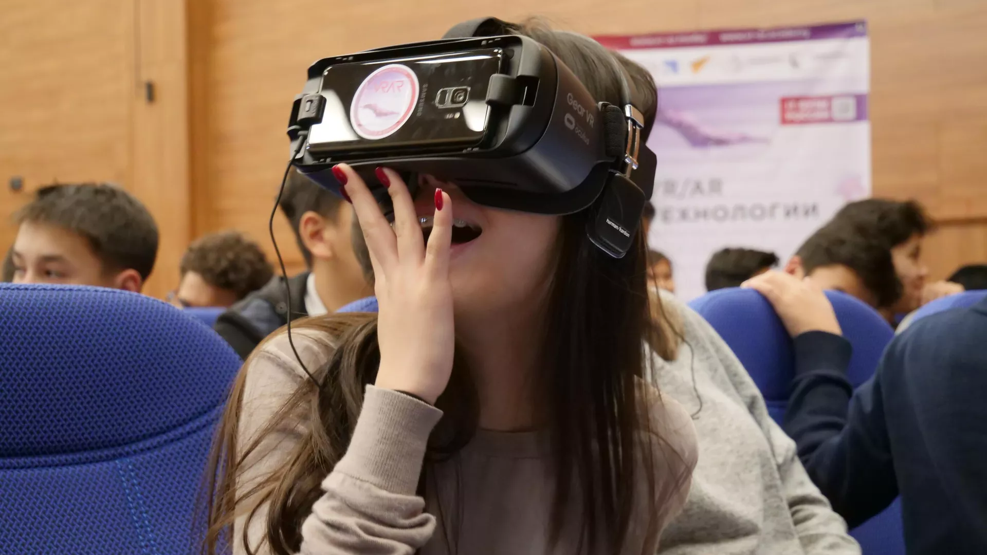 Киргизская школьница смотрит на космос через VR-очки в рамках Дней виртуальной и дополненной реальности в Бишкеке - РИА Новости, 1920, 02.12.2020