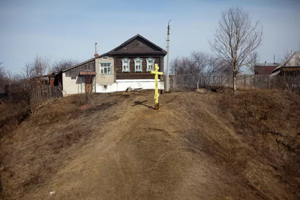 Крест, установленный на месте дома в селе Карачарове, где предположительно жил легендарный богатырь Илья Муромец