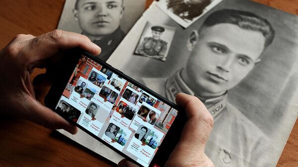 Онлайн-трансляция акции Бессмертный полк на экране смартфона Онлайн-трансляция акции Бессмертный полк на экране смартфона