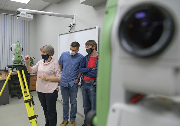 Преподаватель и студенты Ханты-Мансийского технолого-педагогического колледжа работают с тахеометром Преподаватель и студенты Ханты-Мансийского технолого-педагогического колледжа работают с тахеометром