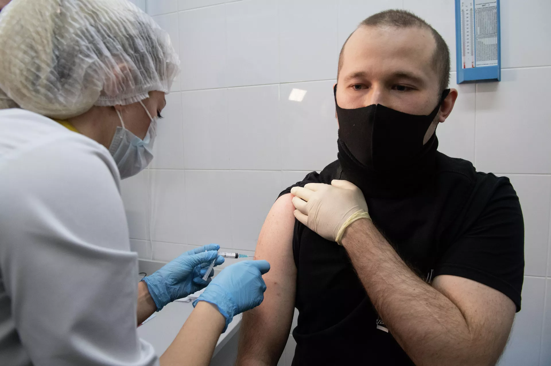 Медработник вводит вакцину в прививочном пункте по вакцинации от COVID-19 - РИА Новости, 1920, 05.12.2020