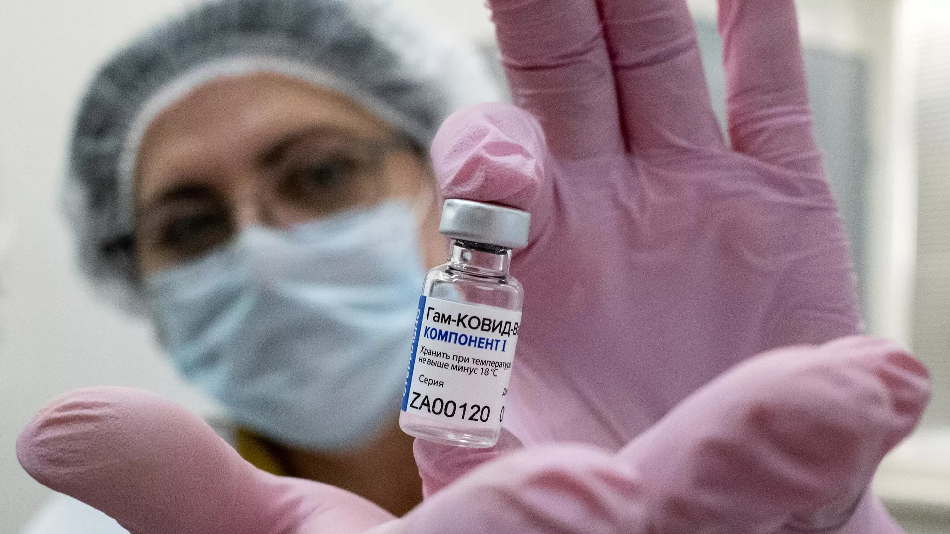 Глава центра Гамалеи назвал срок действия вакцины "Спутник V"