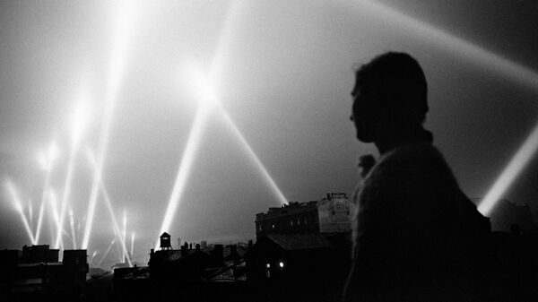 Лучи прожекторов войск ПВО освещают небо Москвы. Москва, июнь 1941 год Лучи прожекторов войск ПВО освещают небо Москвы. Москва, июнь 1941 год