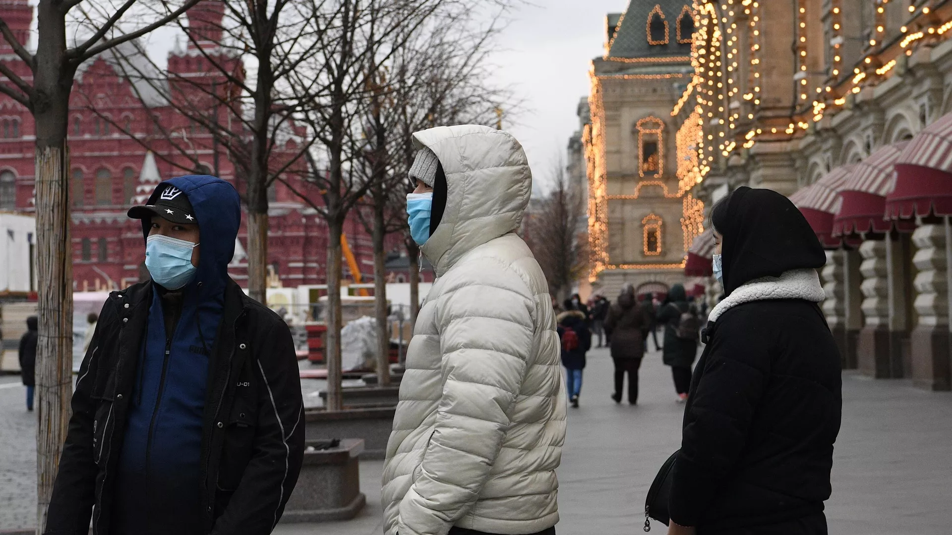Молодые люди в защитных масках на Красной площади в Москве - РИА Новости, 1920, 08.03.2021