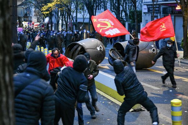 Сотрудники полиции и участники акции протеста против законопроекта О глобальной безопасности в Париже Сотрудники полиции и участники акции протеста против законопроекта О глобальной безопасности в Париже
