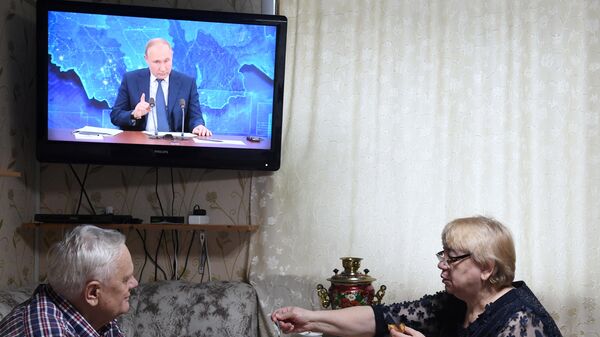 Пенсионеры пьют чай и смотрят прямую трансляцию ежегодной большой пресс-конференции президента РФ Владимира Путина в Казани