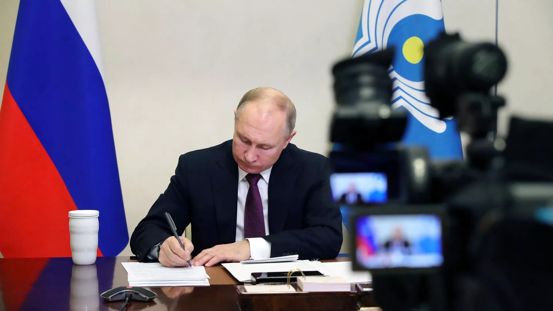 Президент России Владимир Путин принимает участие в онлайн-заседании Совета глав государств СНГ в режиме видеоконференции - РИА Новости, 1920, 18.12.2020