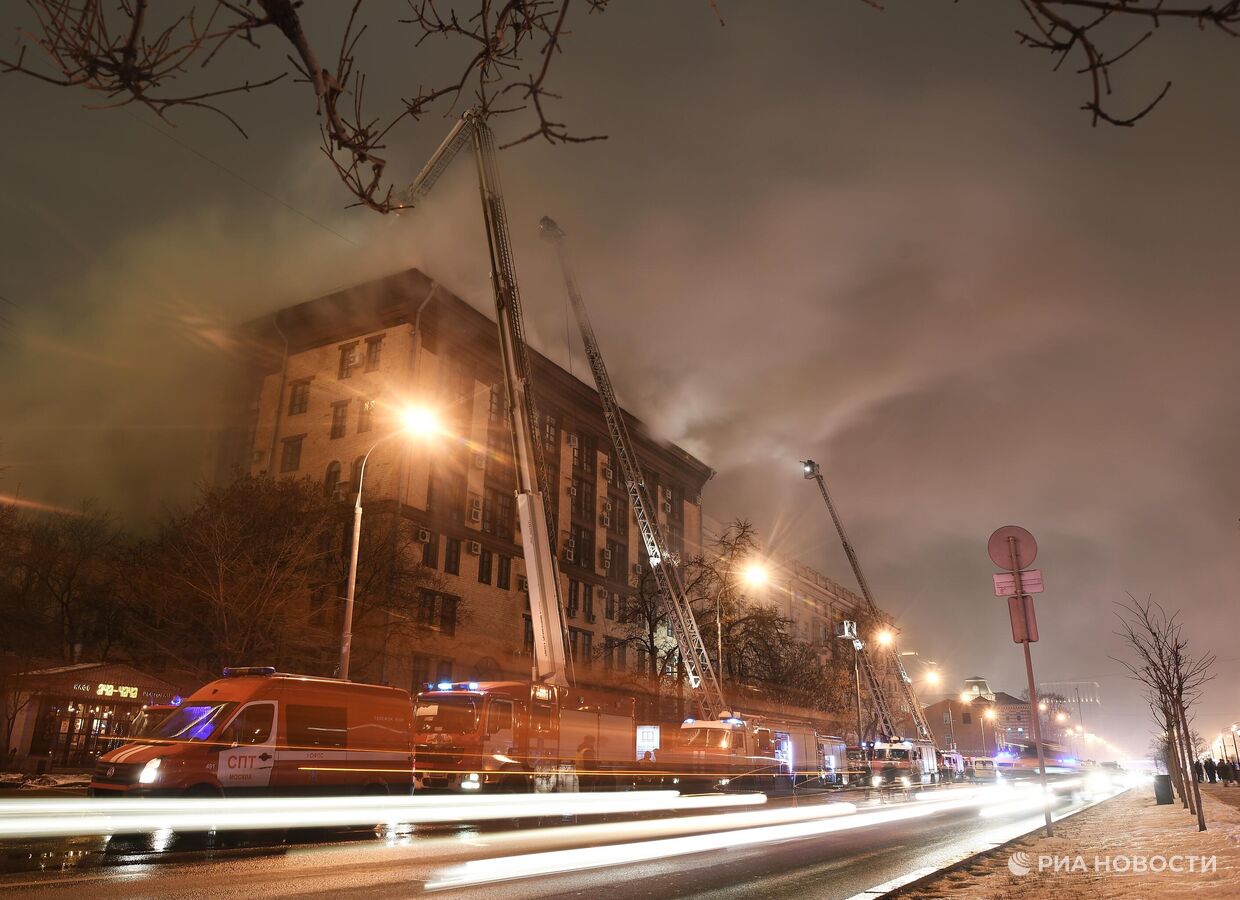 пожары в ювао. пожар в здании. общежитие рудн в москве пожар. 2022. пожар в ювао сегодня.