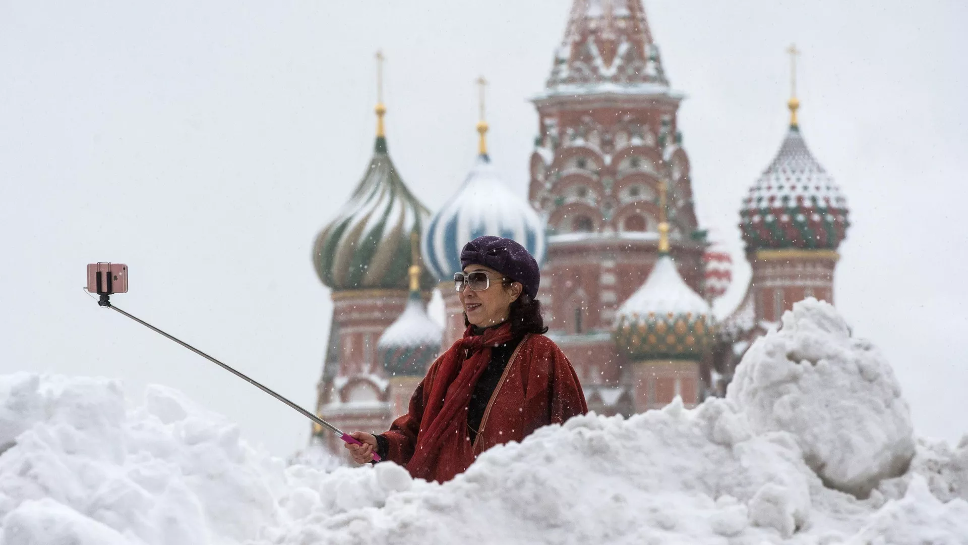 Женщина фотографируется у храма Василия Блаженного на Красной площади - РИА Новости, 1920, 21.12.2020