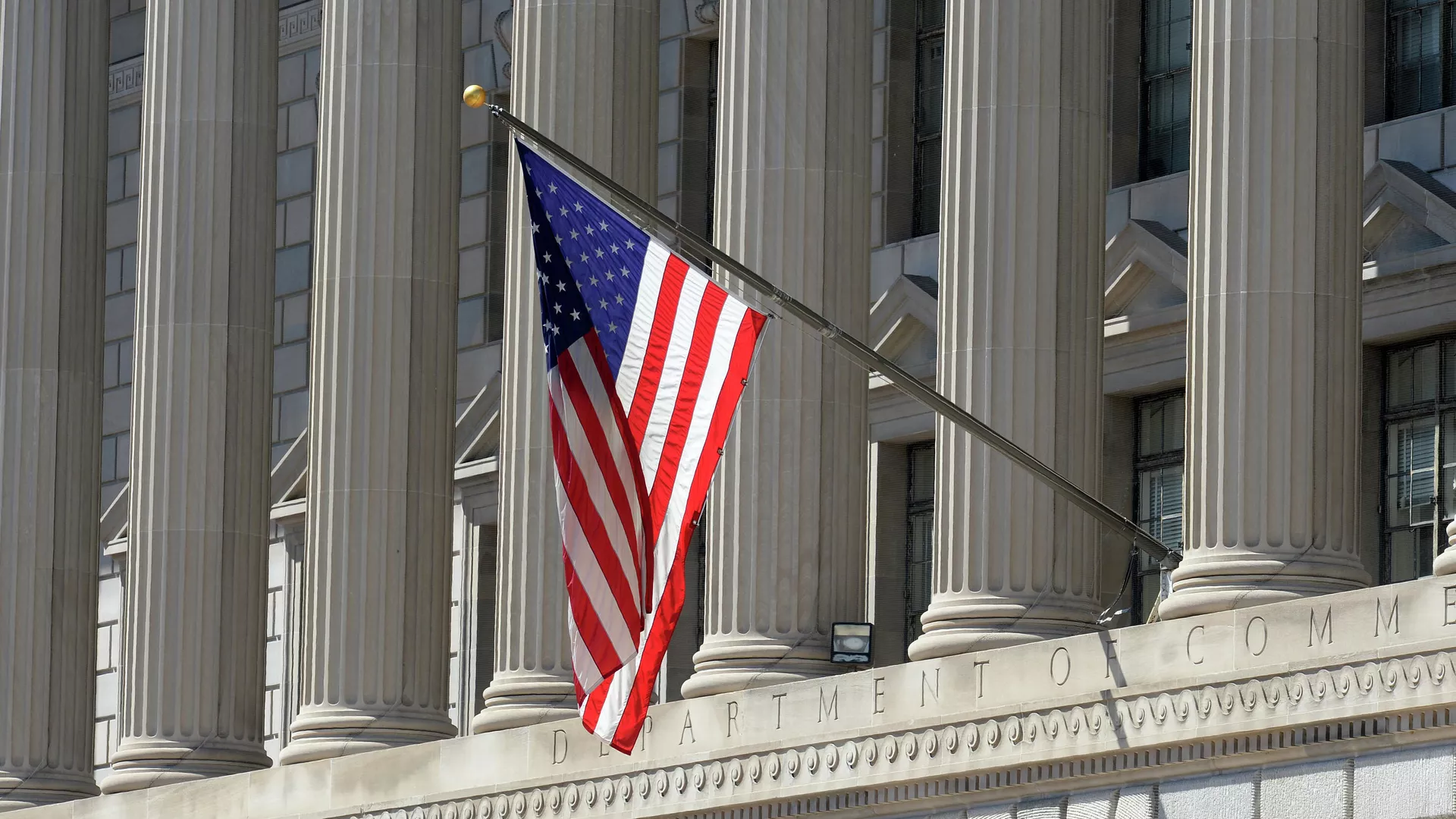 Государственный флаг США на здании министерства торговли в Вашингтоне - РИА Новости, 1920, 14.01.2021