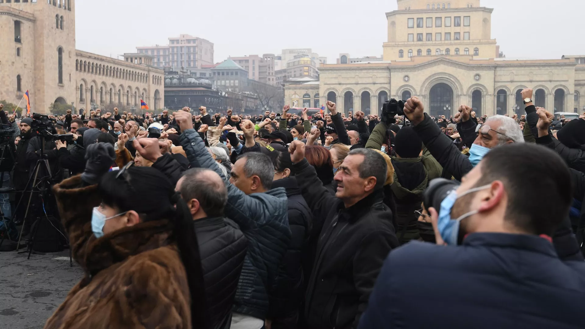 Протестующие в Ереване пошли на штурм здания генпрокуратуры