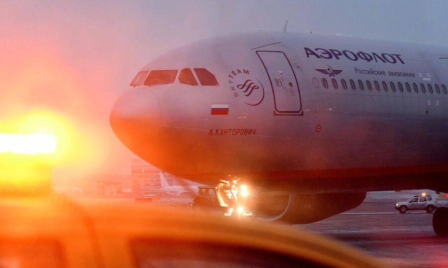 Самолет авиакомпании Аэрофлот на взлетной полосе Международного аэропорта Шереметьево
