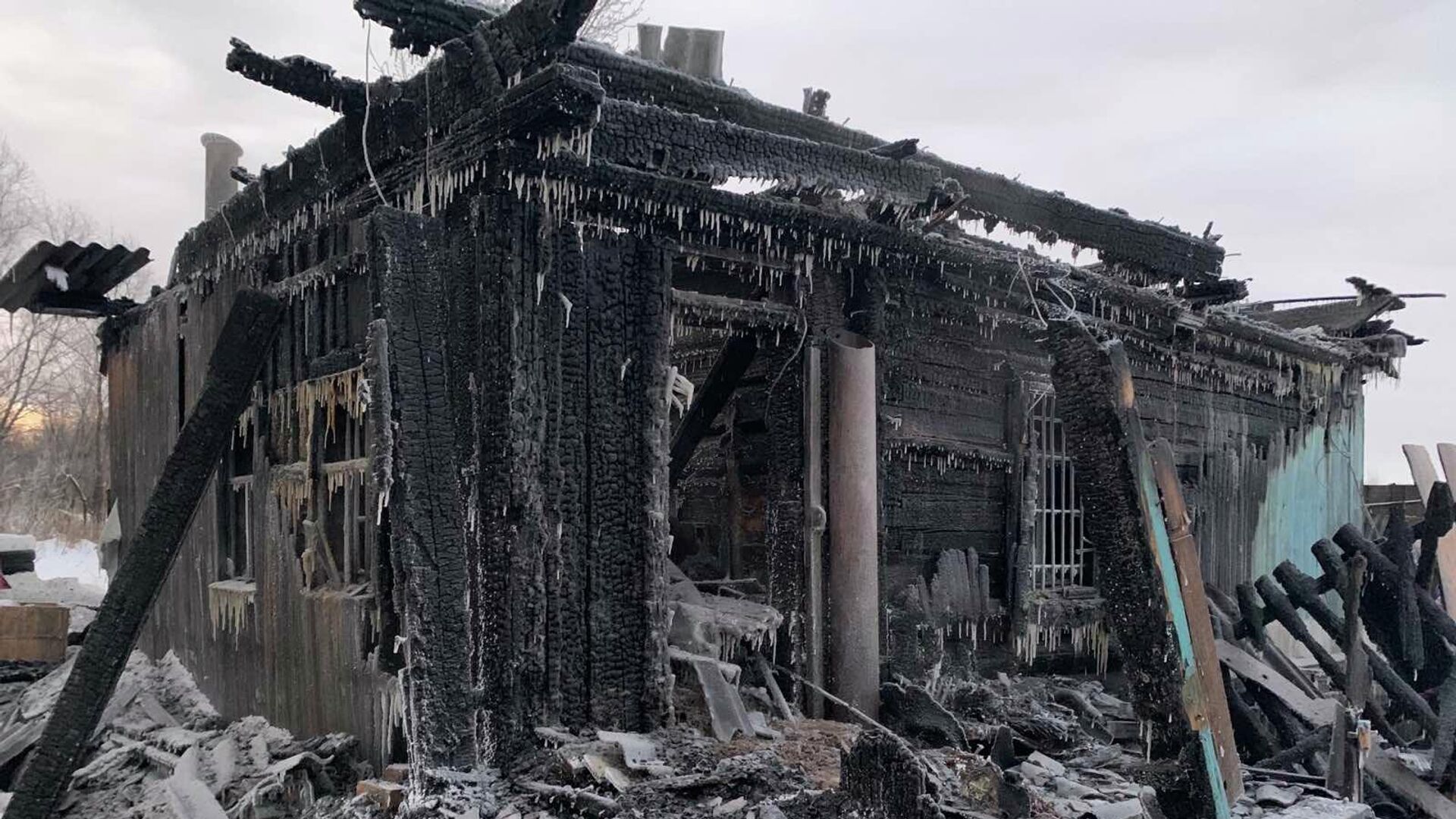 В Тобольске семья с двумя детьми погибла при пожаре в частном доме