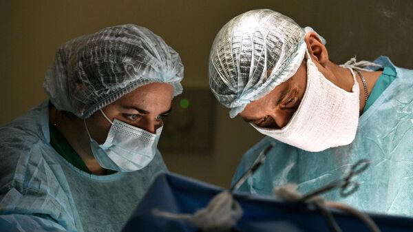 В больнице в Алтайском крае хирурги получили рвущиеся перчатки