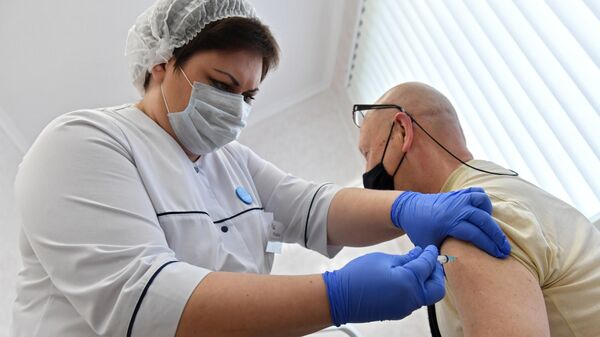 В Москве около ста тысяч человек записались на вакцинацию от COVID-19
