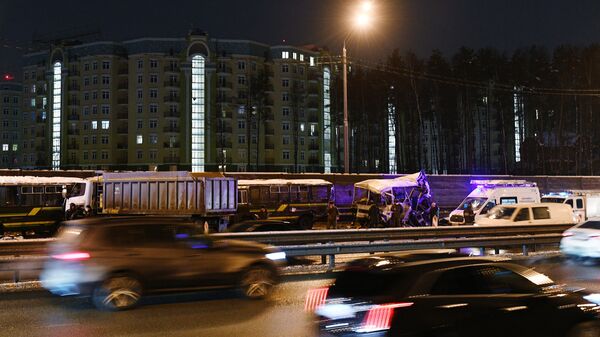 На месте ДТП на 28-м километре Новорижского шоссе, где грузовой автомобиль въехал в один из четырех военных автобусов ПАЗ, следовавших автоколонной На месте ДТП на 28-м километре Новорижского шоссе, где грузовой автомобиль въехал в один из четырех военных автобусов ПАЗ, следовавших автоколонной