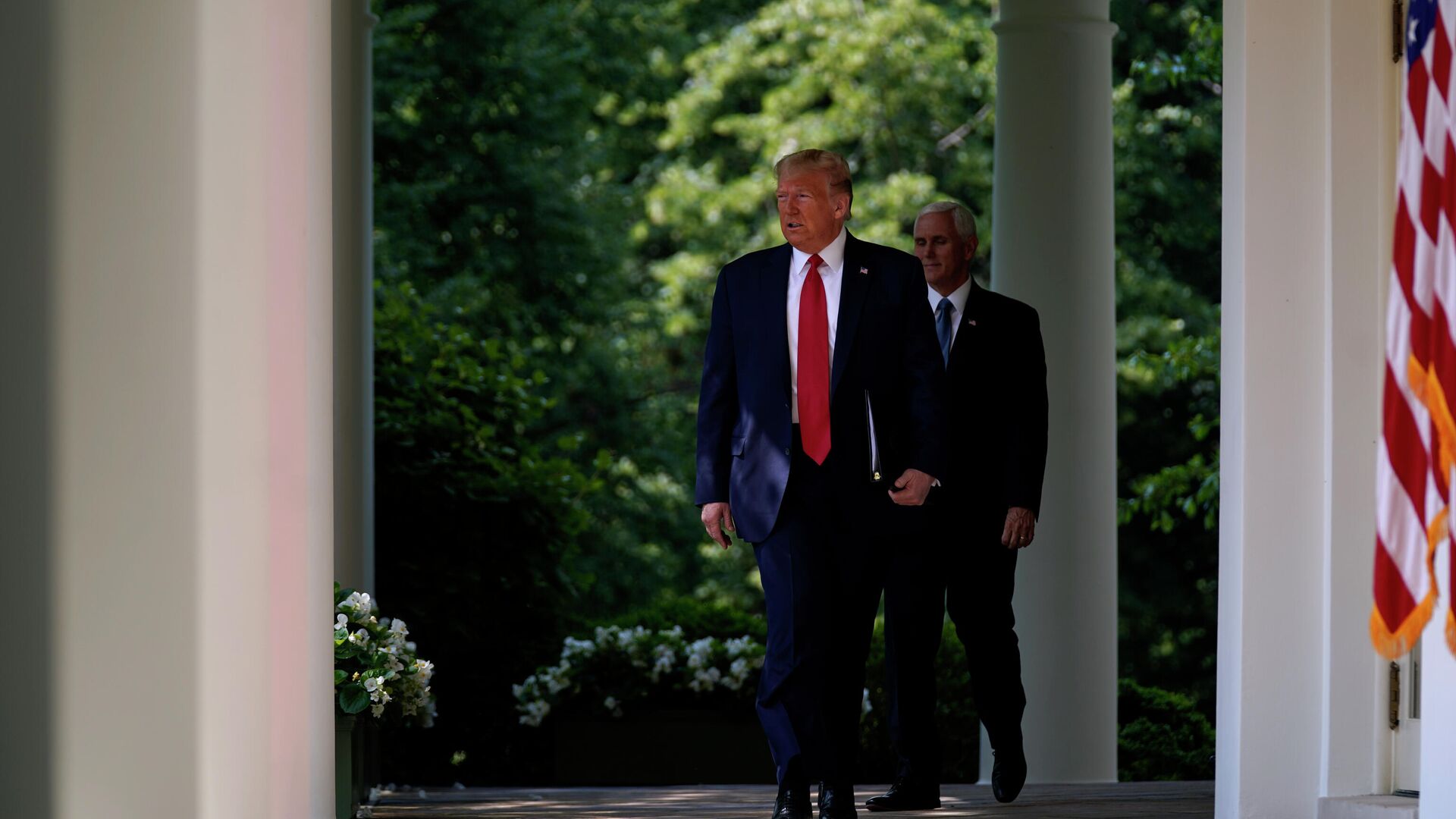 Президент США Дональд Трамп и вице-президент Майк Пенс Президент США Дональд Трамп и вице-президент Майк Пенс - РИА Новости, 1920, 05.05.2021
