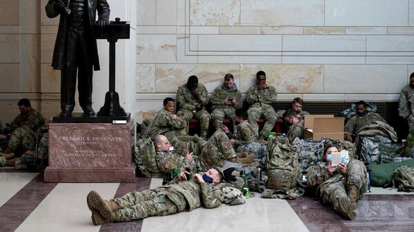 Военнослужащие отдыхают в здании Капитолия в Вашингтоне Военнослужащие отдыхают в здании Капитолия в Вашингтоне