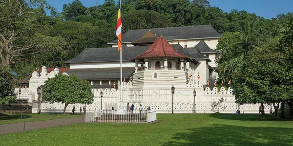 Храм Зуба Будды в городе Канди