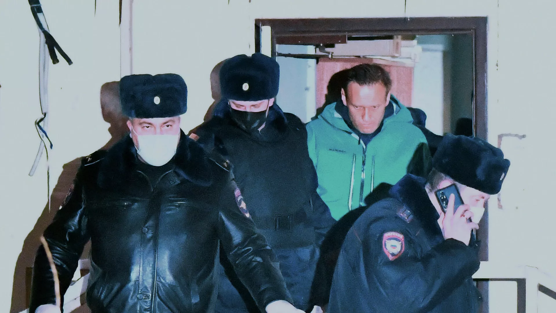 Сотрудники полиции выводят Алексея Навального из здания 2-го отдела полиции Управления МВД России по г. о. Химки - РИА Новости, 1920, 22.01.2021