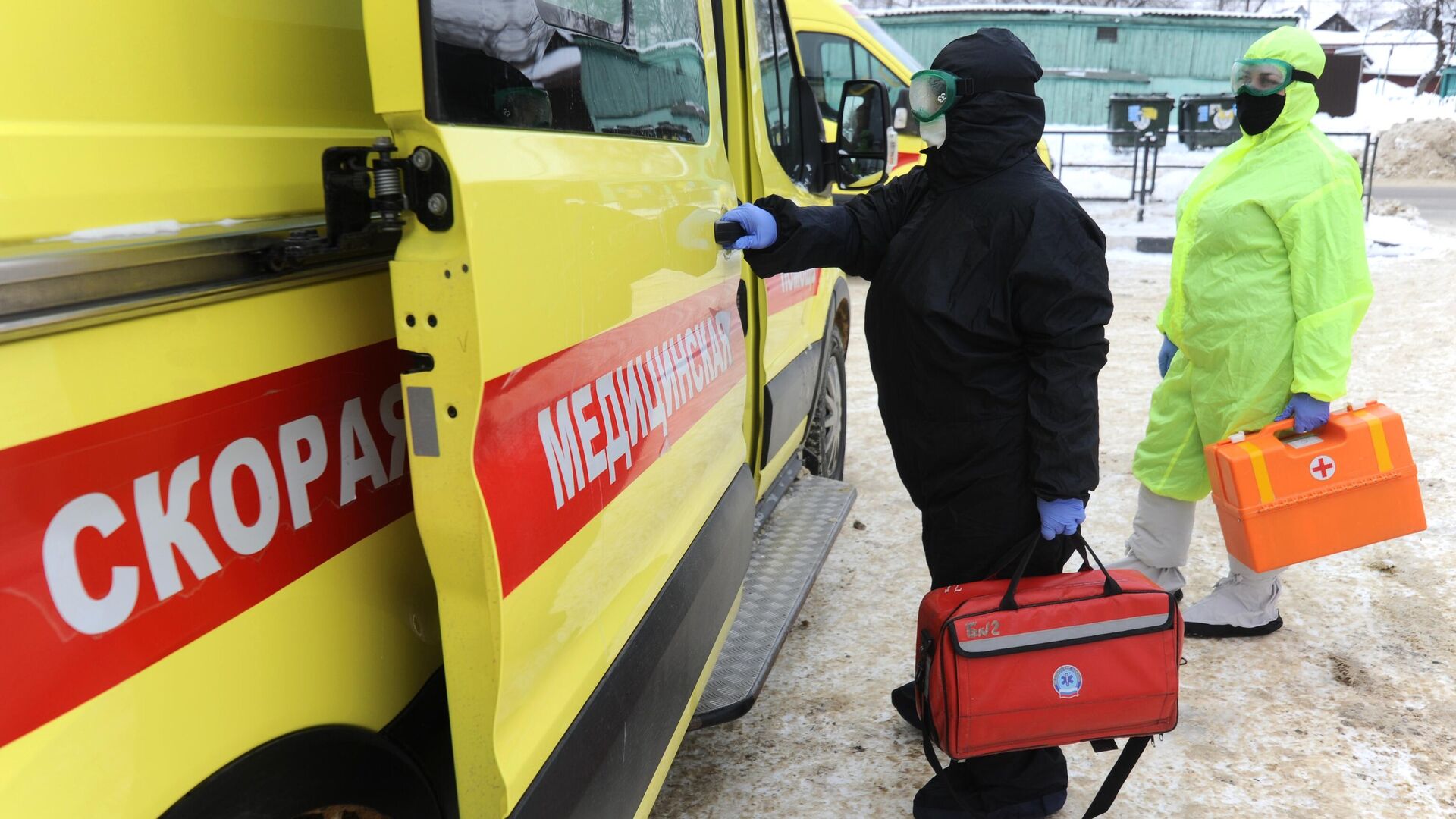 Фельдшеры Тамбовской областной станции скорой медицинской помощи и медицины катастроф возле автомобиля скорой помощи Фельдшеры Тамбовской областной станции скорой медицинской помощи и медицины катастроф возле автомобиля скорой помощи - РИА Новости, 1920, 17.02.2021