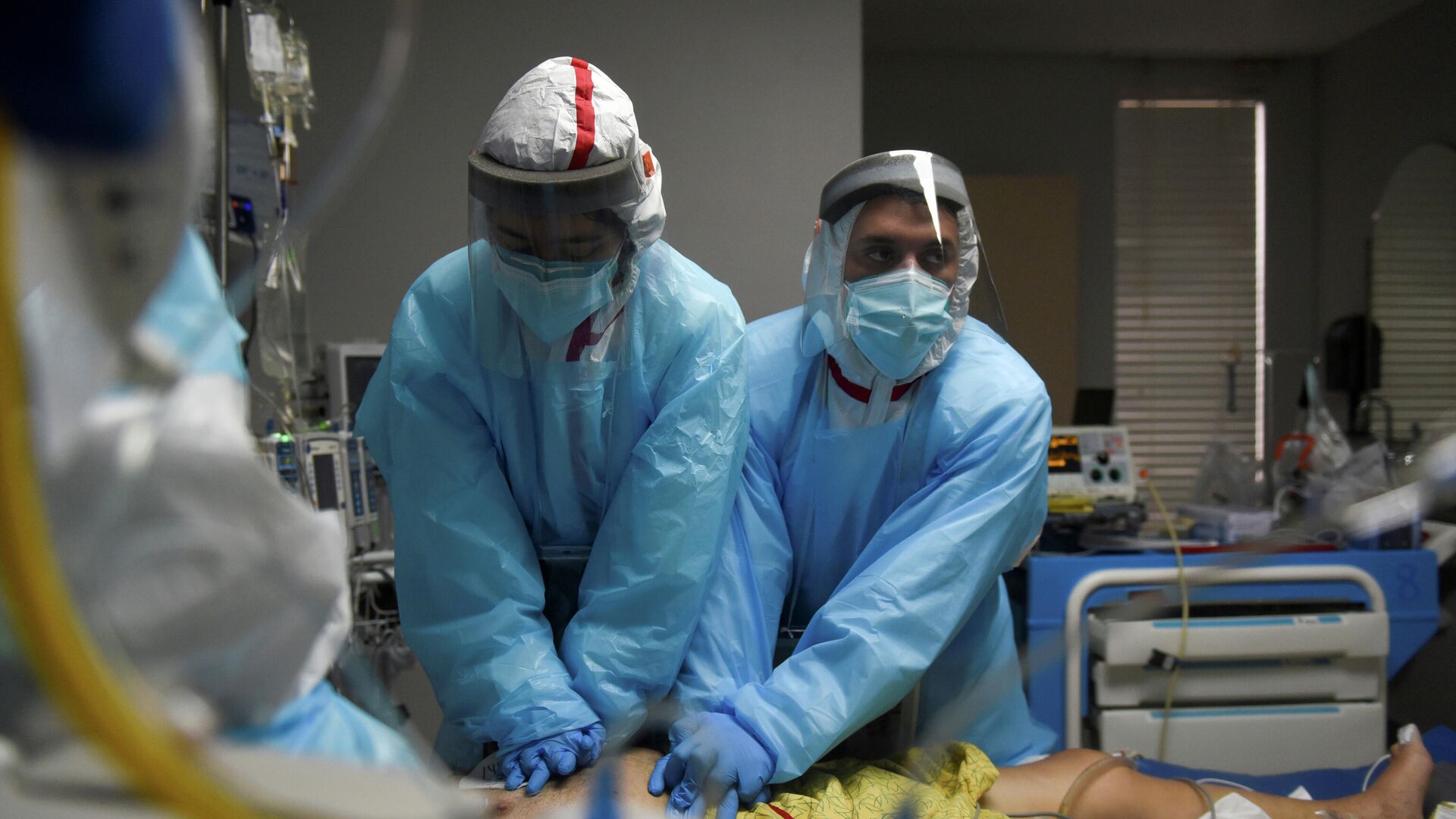 Медицинский персонал в госпитале для пациентов с COVID-19 United Memorial Medical Center в Хьюстоне, штат Техас, США Медицинский персонал в госпитале для пациентов с COVID-19 United Memorial Medical Center в Хьюстоне, штат Техас, США - РИА Новости, 1920, 12.02.2021