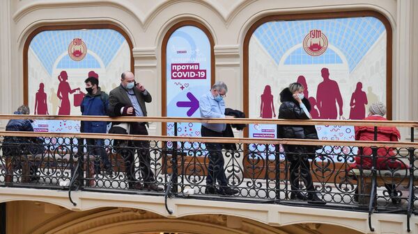 Очередь в пункт вакцинации от коронавируса в ГУМе в Москве Очередь в пункт вакцинации от коронавируса в ГУМе в Москве