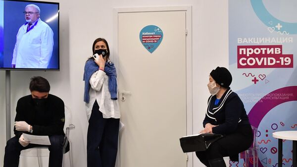 Люди возле пункта вакцинации от коронавируса в ГУМе в Москве Люди возле пункта вакцинации от коронавируса в ГУМе в Москве