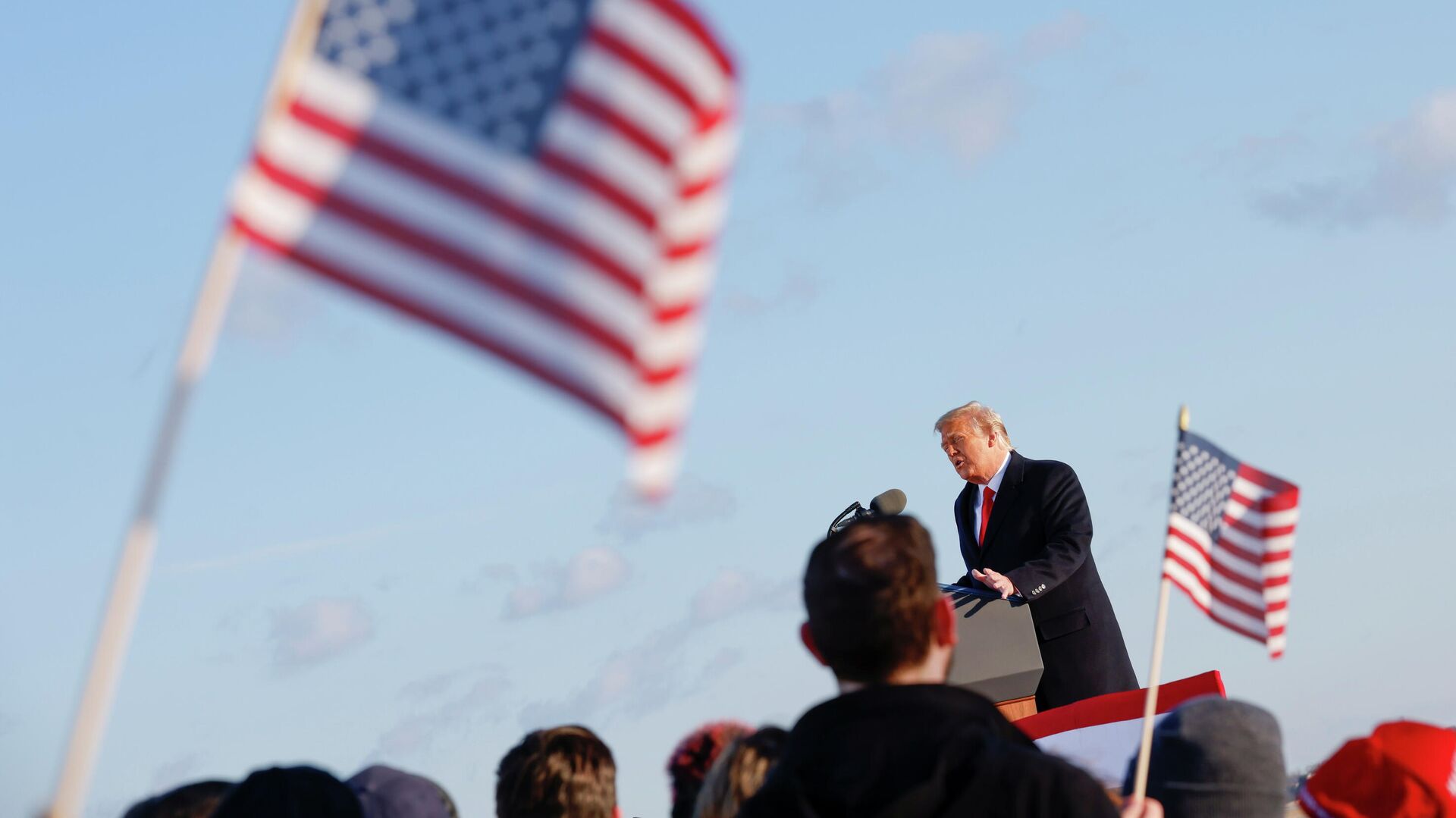 Президент США Дональд Трамп во время выступления на базе Эндрюс, штат Мэриленд Президент США Дональд Трамп во время выступления на базе Эндрюс, штат Мэриленд - РИА Новости, 1920, 28.01.2021