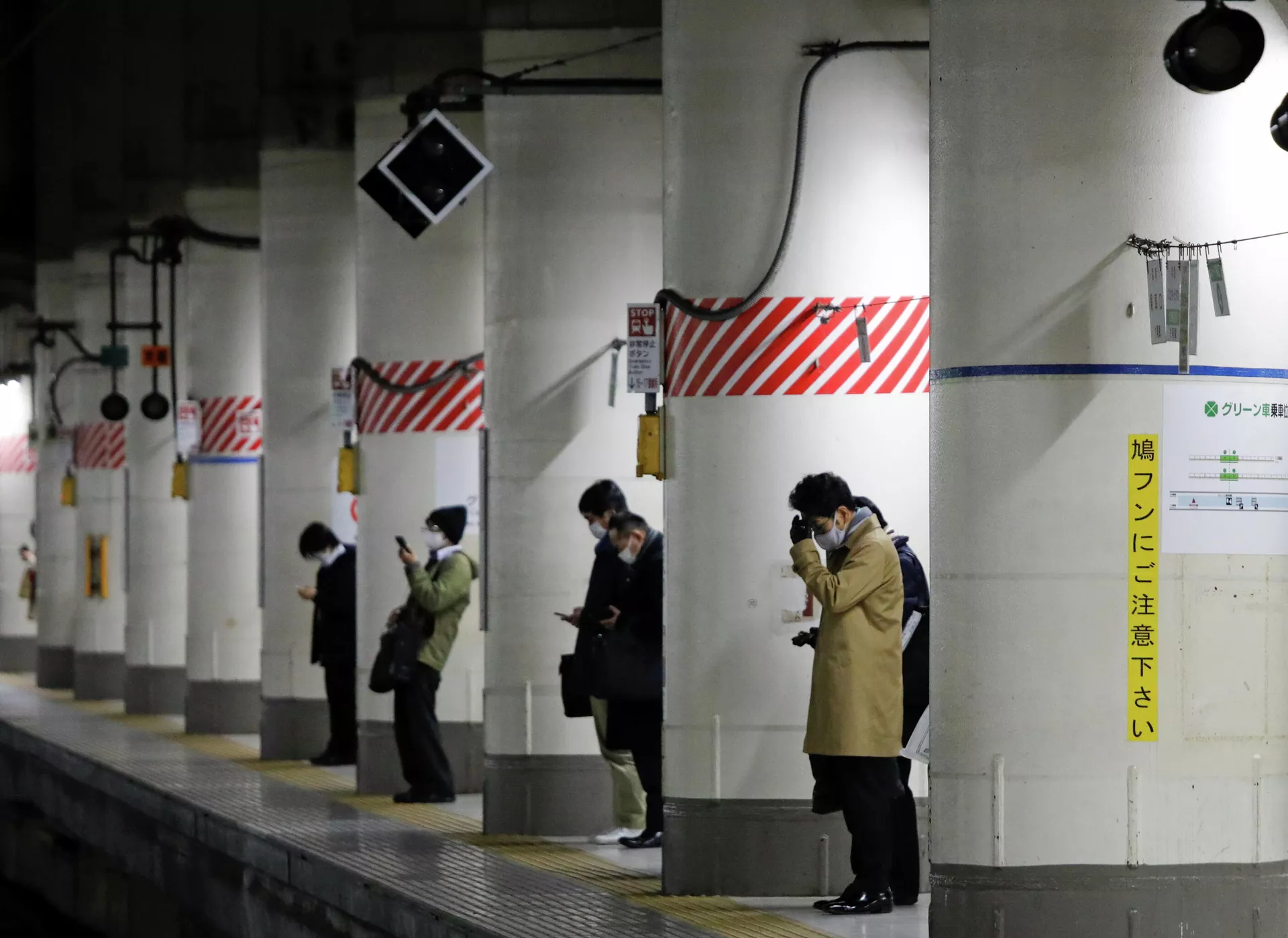Пассажиры ждут поезда на вокзале в Токио  - РИА Новости, 1920, 21.01.2021