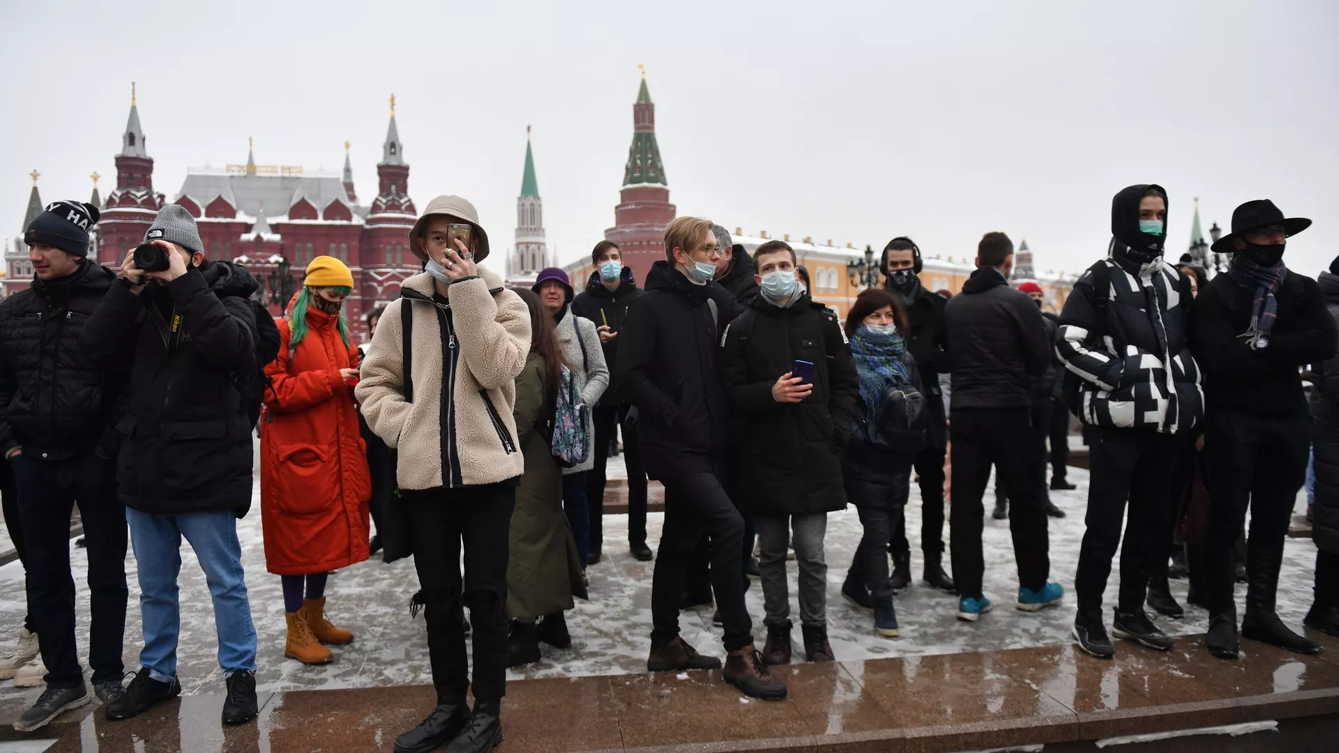 Люди на Манежной площади в Москве во время несанкционированной акции сторонников Алексея Навального - РИА Новости, 1920, 28.01.2021