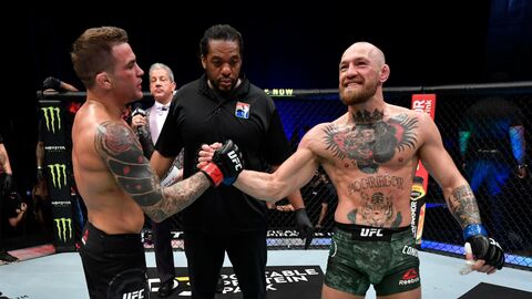 Дастин Порье (слева) и Конор Макгрегор после поединка на турнире UFC 257 Дастин Порье (слева) и Конор Макгрегор после поединка на турнире UFC 257