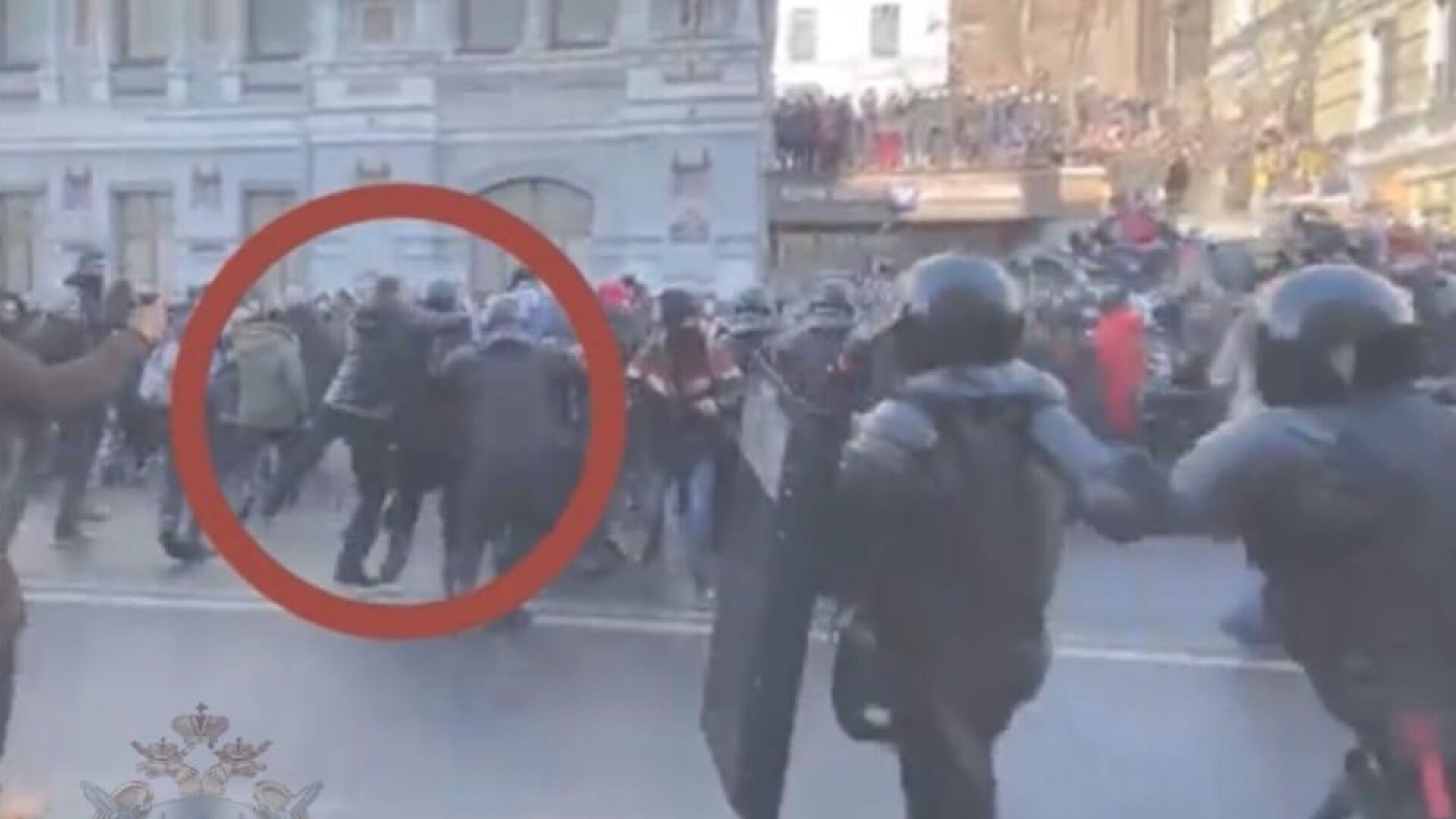 Нападение википедия. Митинги нападение на Росгвардию. Полиция России нападение. Нападение на полицию фото.