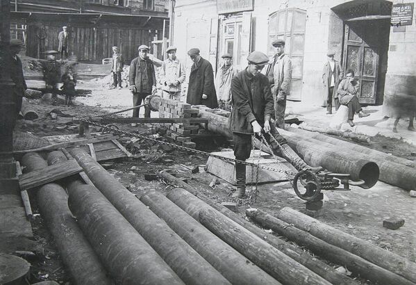 Подготовительные работы к монтажу труб в Елецком переулке, 1930 год Подготовительные работы к монтажу труб в Елецком переулке, 1930 год