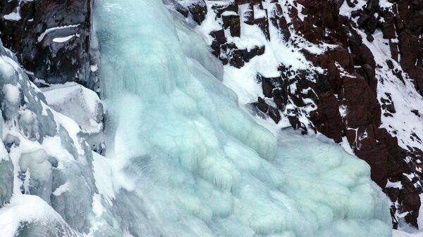 Замерзший водопад на побережье Кольского полуострова Замерзший водопад на побережье Кольского полуострова