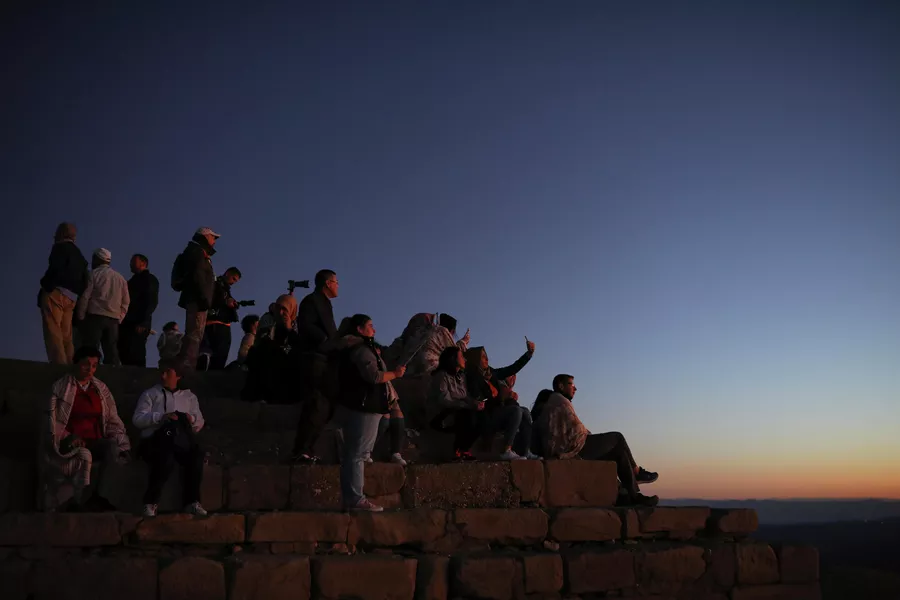 Туристы встречают рассвет на горе Немрут-Даг в Турции