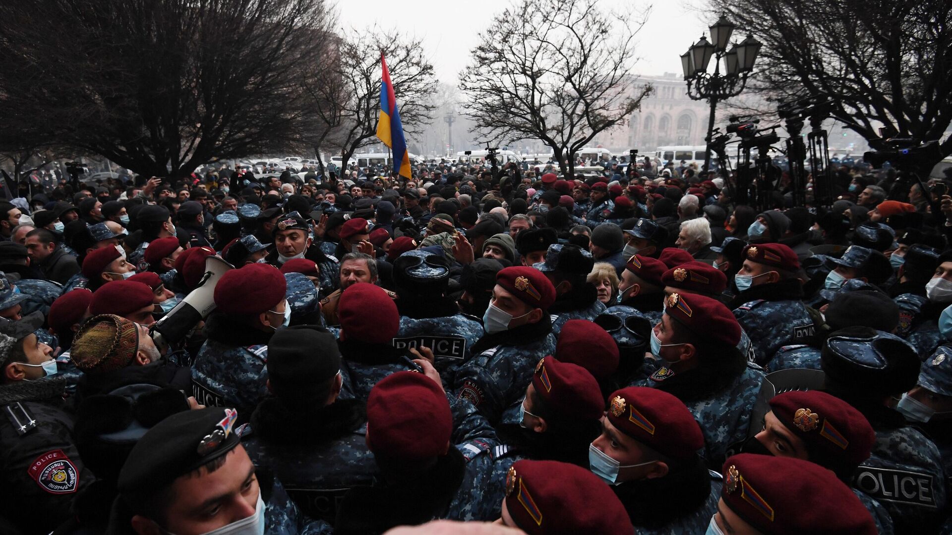 Полицейские во время акции протеста с требованием отставки премьер-министра Армении Никола Пашиняна возле здания генеральной прокуратуры в Ереване Полицейские во время акции протеста с требованием отставки премьер-министра Армении Никола Пашиняна возле здания генеральной прокуратуры в Ереване - РИА Новости, 1920, 20.02.2021