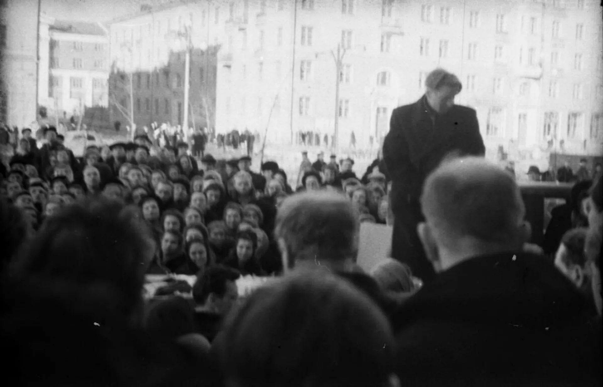 Люди во время похорон участников группы Дятлова Люди во время похорон участников группы Дятлова - РИА Новости, 1920, 01.02.2021