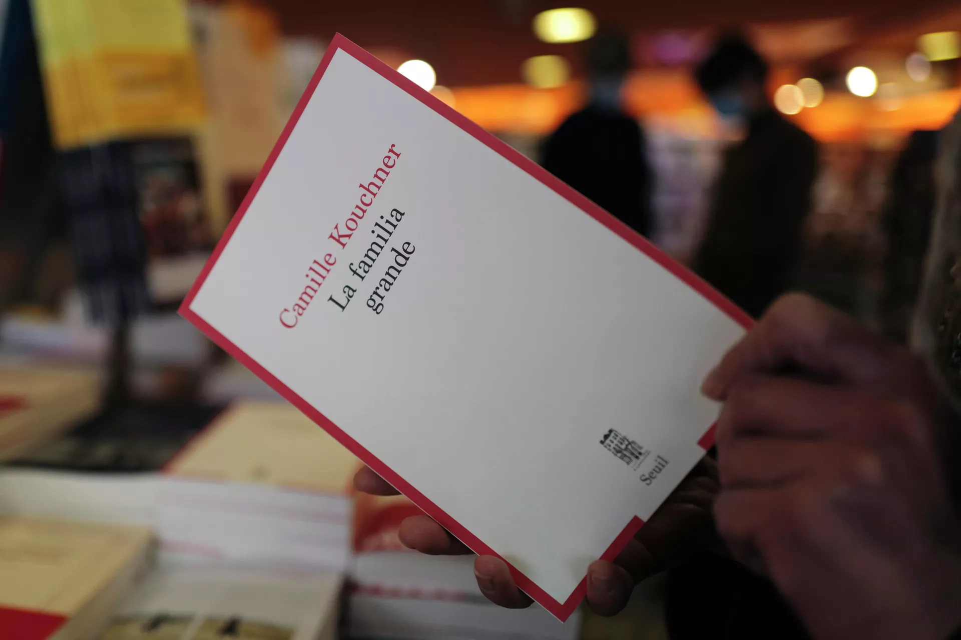 Человек держит книгу Камиллы Кушнер La Familia Grande в книжном магазине Парижа Человек держит книгу Камиллы Кушнер La Familia Grande в книжном магазине Парижа - РИА Новости, 1920, 03.02.2021