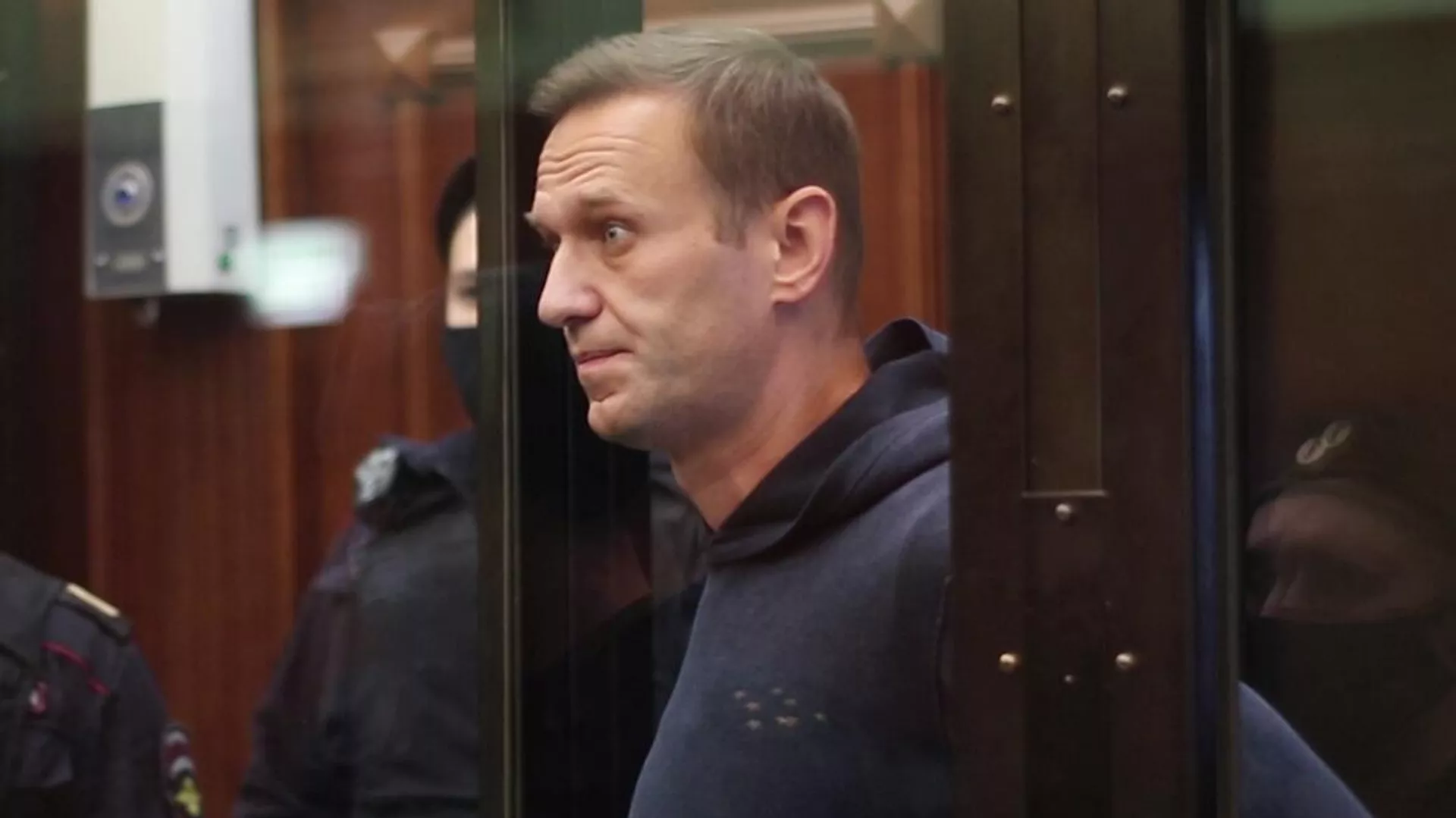 Навального лично привезут в суд по делу о клевете на ветерана