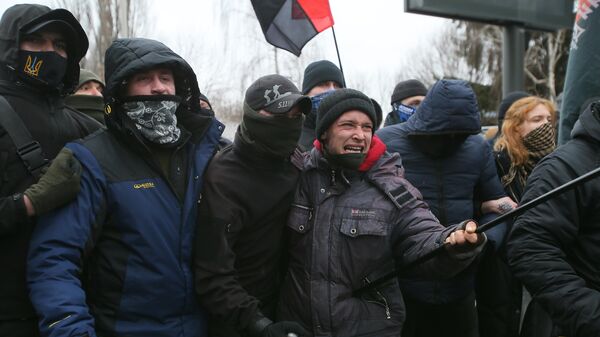 Украинские националисты протестуют возле телеканалов 