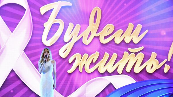 Певица Лана Свит выступает во время торжественной ежегодной церемонии вручения премии ассоциации онкологических пациентов Будем жить! в Государственном Кремлевском дворце Певица Лана Свит выступает во время торжественной ежегодной церемонии вручения премии ассоциации онкологических пациентов Будем жить! в Государственном Кремлевском дворце