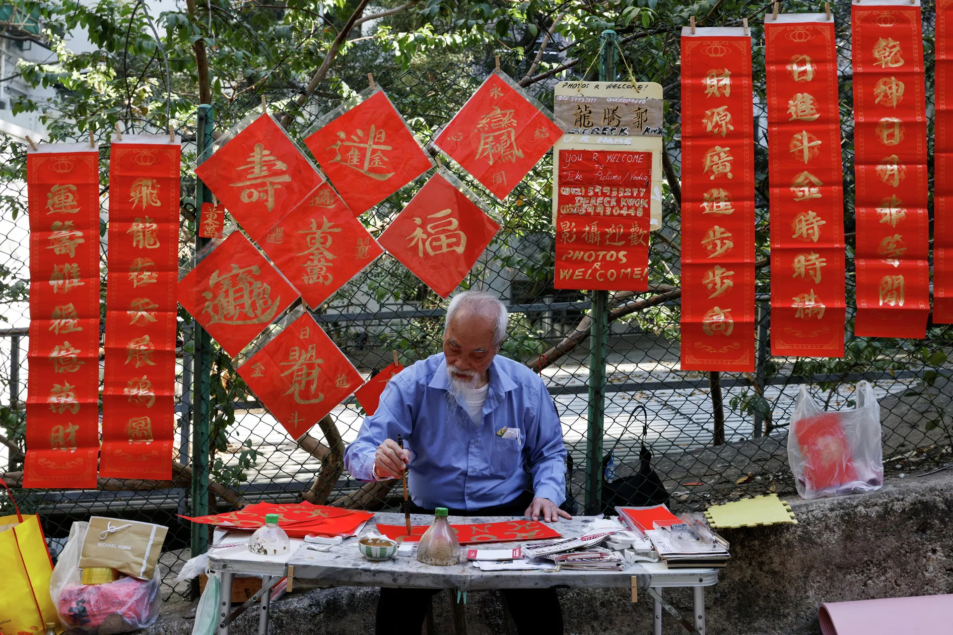 Мужчина пишет китайской каллиграфией слова благословения на красной бумаге для продажи на предстоящий Китайский Новый год на улице в Гонконге, Китай. 2 февраля 2021 года. - РИА Новости, 1920, 10.02.2021