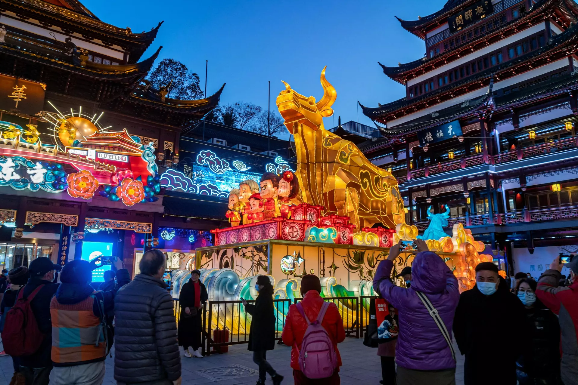 Украшение в форме быка в преддверии празднования китайского лунного Нового года в саду Юйюань в Шанхае, Китай - РИА Новости, 1920, 10.02.2021