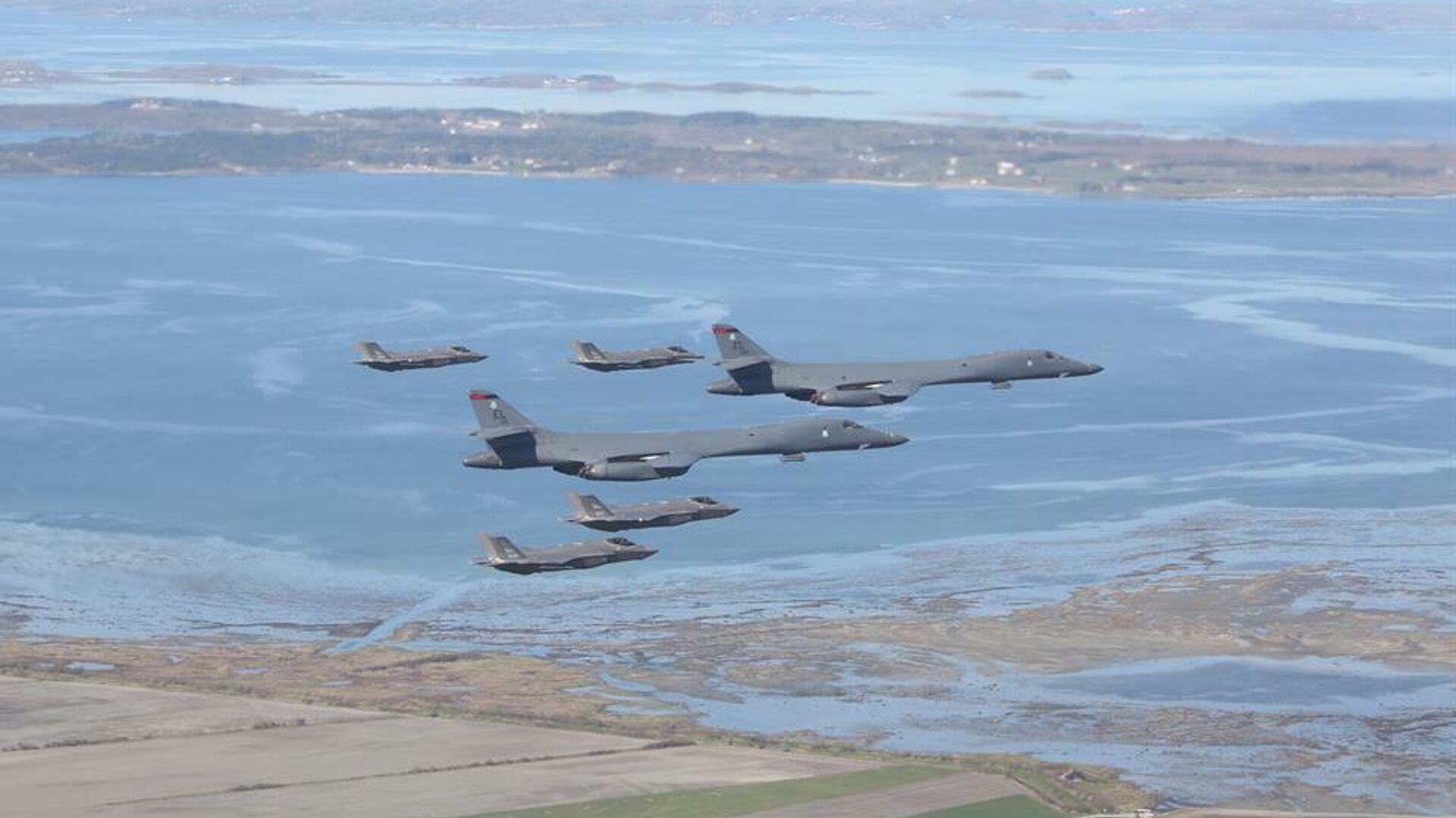 Американские стратегические бомбардировщики B-1B Lancer в сопровождении истребителей F-35 ВВС Норвегии Американские стратегические бомбардировщики B-1B Lancer в сопровождении истребителей F-35 ВВС Норвегии - РИА Новости, 1920, 02.03.2021