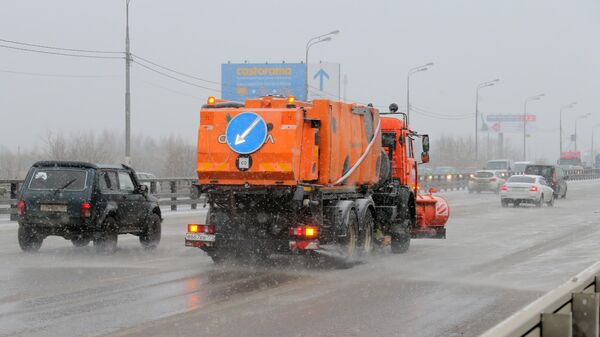 Moscow authorities have increased the number of employees clearing snow from the metro Московские власти увеличили число сотрудников, расчищающих снег у метро